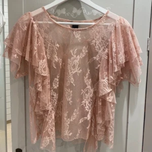 Spets topp - Snygg spets topp som inte kommer till någon användning!🎀❤️ Den finns inte längre att köpa i butik!