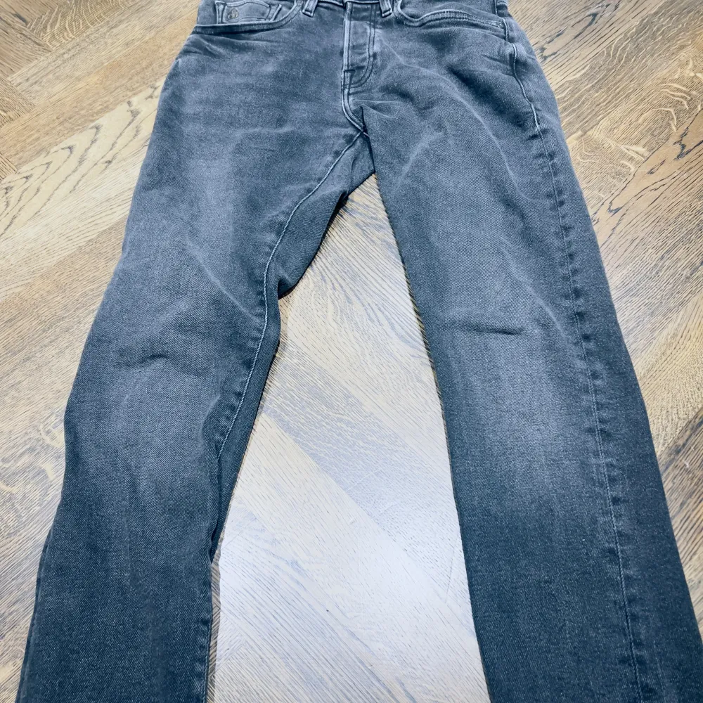 Säljer mina scotch & soda jeans Har andvänt dom typ 5 gånger Storlek 29/34 i svart färg möts endas up. Jeans & Byxor.