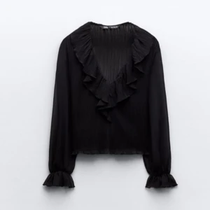 Zara blus  - Jättefin blus från zara, använd 1 gång. Skriv för fler bilder