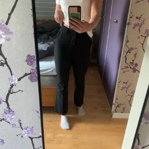 Kostymbyxor  - Supersnygga kostym byxor från bik bok🥰. De är i st 34 och jag är typ xs-s i vanliga fall men dessa är lite korta på mig. De är som nya och är använda ett fåtal gånger då jag hann växa ur dem🥲. De är lite utsvängda och sitter superfint. Ny pris 400kr