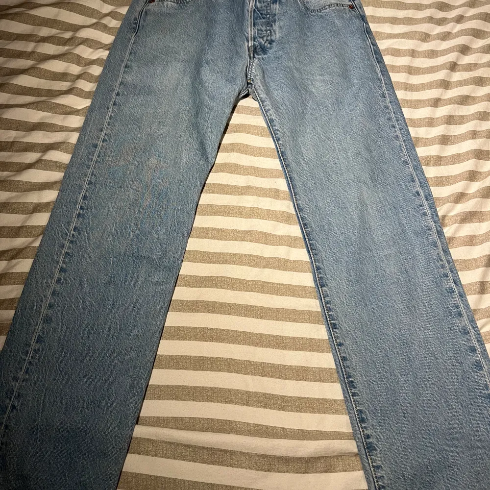 Snygga Levi’s 501 jeans som är i bra skick, säljer då de inte passar mig längre. Köpta från Levi’s egna butik. Storlek 29x30. Hör av er vid frågor och funderingar. Priset är inte hugget i sten.. Jeans & Byxor.