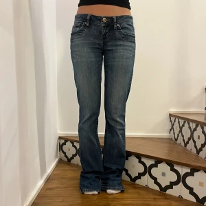 Ltb jeans - Säljer ett par lågmidjade bootcut ltb jeans! De är i bra skick, men knappen är lite rostig. Storlek 27/34, jag på bilden är 160cm lång. (Kolla min profil för fler jeans❣️)