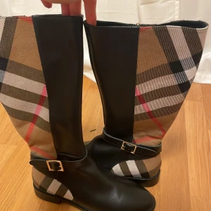 Burberry shoes  - Väldigt fina stövlar i bra skick. Knappt anväda, kanske 1-2 gånger men inte alls smutsiga. men har tyvärr inte kvar skolådan. Hög klack men enkel att gå i. Pris och fler bilder kan diskuteras privat :) Står gratis frakt men det stämmer ej.