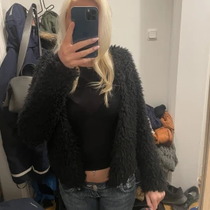 Pälsjacka - Jättefin jacka med päls, perfekt nu till sommaren. Aldrig använd.