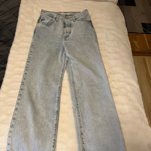 Ljusblå Levi’s Jeans - Bra skick, inte använda ofta, 5-10 ggr. Sitter lite tajtare vid lår och rumpa, raka vid benen, ankellånga. Säljer då jag växt ur de. Köpt för 1349kr.