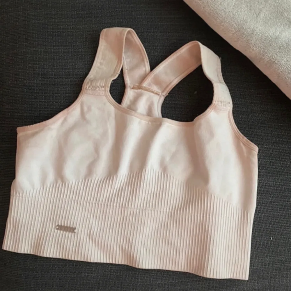 Super super comfortable and cute! The colour is between beige and washed-of,  off-white, a great fit with any leggings. Purchased from another user, still in good condition.. Övrigt.