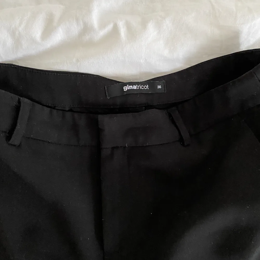 Svarta kostymbyxor från GinaTricot. De sitter perfekt på mig som är 162 cm lång. 💓. Jeans & Byxor.