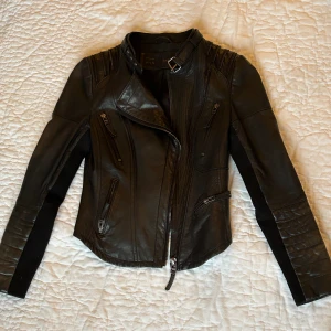 Läderjacka - Säljer min fina läderjacka för har inte använt den så mycke på senaste. Storlek S men skulle säga att den snarare är XS 💖