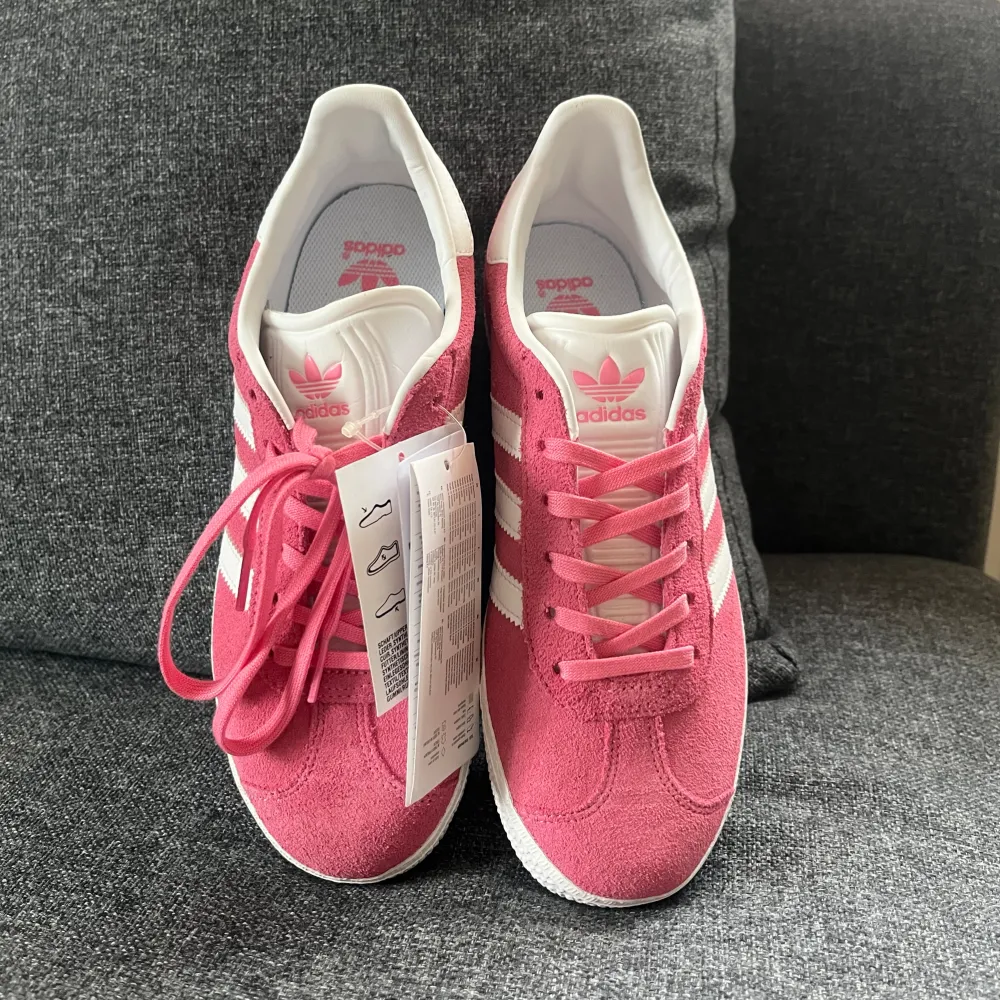 Rosa adidas skor, aldrig använda🩷 Strl 36 2/3. Skor.