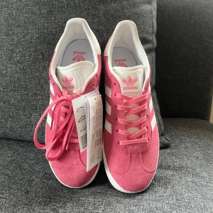Adidas skor - Rosa adidas skor, aldrig använda🩷 Strl 36 2/3