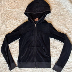 Juicy Couture - Säljer min Juicy Couture tröja. Så skön men kommer inte till användning. Det är stl S men skulle säga att den är mer som en XS💖
