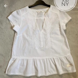 Odd Molly blus vit - Säljer denna jättesnygga blusen från Odd Molly, aldrig andvänd säljer pga har många andra❤️❤️kontakta för fler bilder💕pris kan diskuteras 