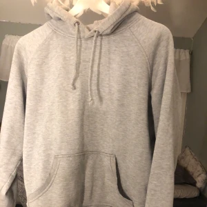 Bik Bok Hoodie  - Säljer min Bik Bok hoddie som bara hänger i garderoben för det är för liten. Köpte den för 399kr men säljer för 150kr ink frakt. Kom privat för fler frågor eller bilder💞