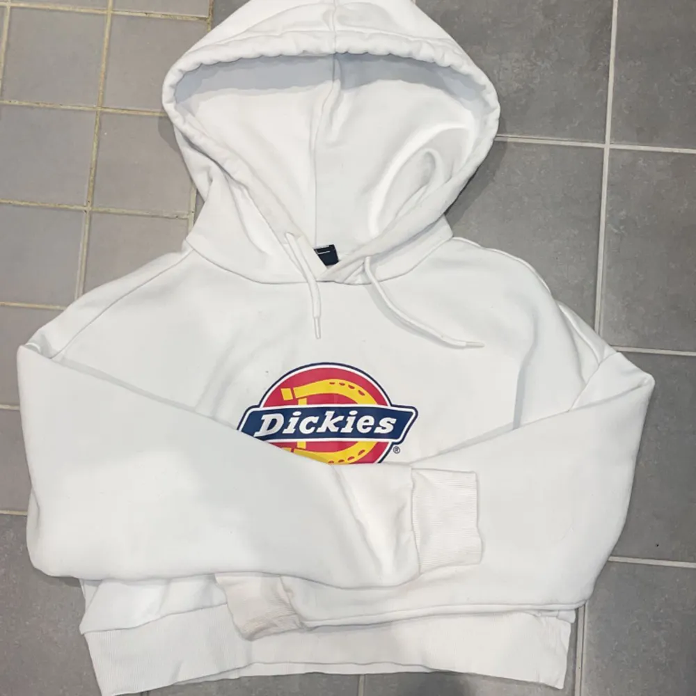 Hej! Säljer nu min croppade Dickies hoodie som jag inte använder, storlek S. Pris kan diskuteras! Frakt tillkommer. Skriv privat för intresse!🤍💕. Hoodies.