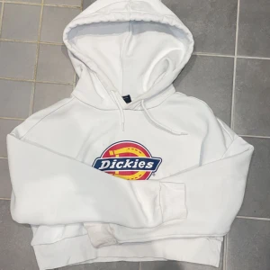 Dickies hoodie croppad  - Hej! Säljer nu min croppade Dickies hoodie som jag inte använder, storlek S. Pris kan diskuteras! Frakt tillkommer. Skriv privat för intresse!🤍💕