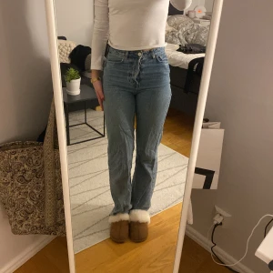 Bikbok jeans - Storlek 27. Har fått defekter vid höger ficka bak, se bild 3🤍