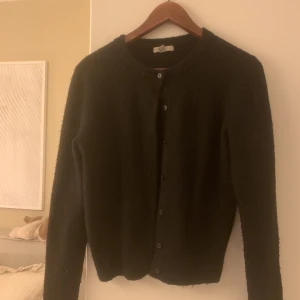 Svart stickad kofta - En mysig stickad kofta från hm. Lite mer tjockare stickad inte tunn. 