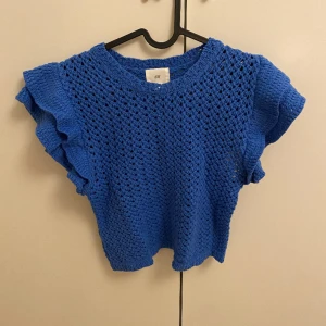 söt blå topp - söt blå stickad sommar topp från HM, väldigt sparsamt använd så i fint skick! 
