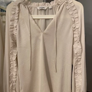 Blus - Jättefin blus som inte kommer till andvändning längre 💓 Inga defekter på blusen och super fin! 