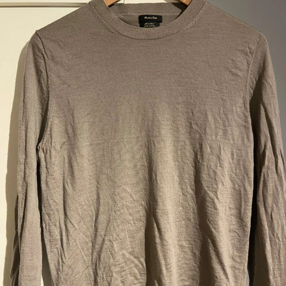 Säljer dennna riktigt snygg merinoull tröja från Massimo Dutti. Använt fåtal gånger utan några defekter eller märken. //Storlek M // Färg Beige/grå.  . Stickat.