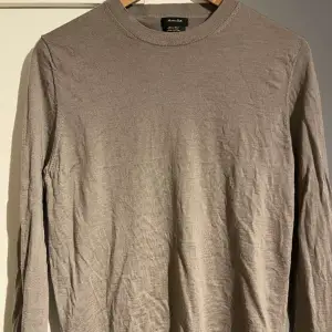 Säljer dennna riktigt snygg merinoull tröja från Massimo Dutti. Använt fåtal gånger utan några defekter eller märken. //Storlek M // Färg Beige/grå.  