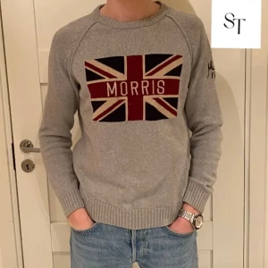 Morris tröja - Säljer en grå stickad Morris crewneck tröja storlek M i mycket fint skick. Plagget har inga defekter. Nypris ligger på 1500kr. Armlängd: 46cm  Bröstvidd: 51cm  Längd: 62cm Modellen är 180cm lång