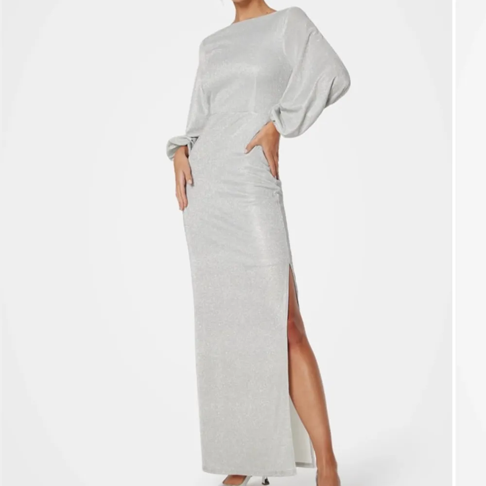 SÖKER denna klänning från Bubbleroom occasion i storlek 34, ”Liise Sparkling Gown” på hemsidan. Hör av er om ni har tips på vart jag kan hitta den till ett rimligt pris (slutsåld i min storlek på hemsidan)💗. Klänningar.