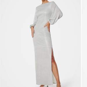 SÖKER denna klänning från Bubbleroom occasion i storlek 34, ”Liise Sparkling Gown” på hemsidan. Hör av er om ni har tips på vart jag kan hitta den till ett rimligt pris (slutsåld i min storlek på hemsidan)💗