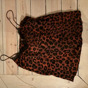 Leopard linne - Super fint linne i leopard med spets