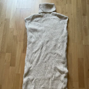 Lång stickad klänning - Stickad poloklänning. Den kan bäras med eller utan tröja under!