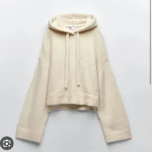 Fin stickad tröja från Zara. Har köpt den ifrån Plick och är inte säker på att den går att köpa längre. Jätte fin, lite croppad och en bra luva. Säljer då jag inte får den till använding. 💖 Står ej för frakten ❤️