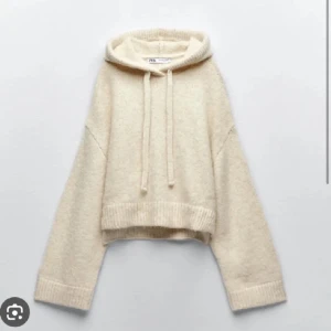 Tröja Zara  - Fin stickad tröja från Zara. Har köpt den ifrån Plick och är inte säker på att den går att köpa längre. Jätte fin, lite croppad och en bra luva. Säljer då jag inte får den till använding. 💖 Står ej för frakten ❤️