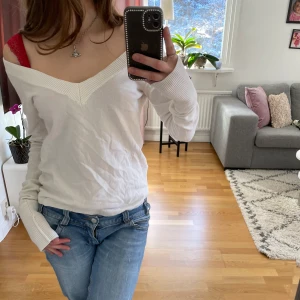 Vit v-ringad tröja - Vit tröja med V-urringning både bak och fram. Vet ej vart den är ifrån. Stickat material och ribbad runt handled och urringningen. 🫶