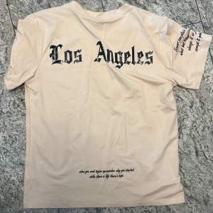 Sommar t shirt, los Angeles köpt för 399 säljer för 199 oanvänd storlek Xs men sitter mer som en S