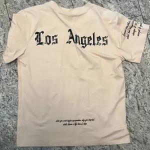 Sommar t shirt, los Angeles köpt för 399 säljer för 199 oanvänd storlek Xs men sitter mer som en S