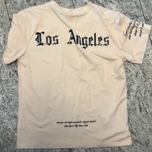 T shirt - Sommar t shirt, los Angeles köpt för 399 säljer för 199 oanvänd storlek Xs men sitter mer som en S