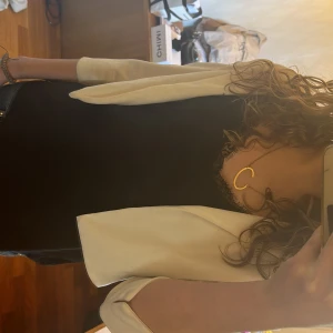 Bolero - Säljer denna gulliga bolero koftan pågrund av att den inte kommer till användning. Använd 1 gång så är i skick 10/10. Vet inte var den e köpt därav priset❤️storlek M men passar mig som har S vanligtvis🫶🏻