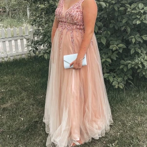 Balklänning tall - Storlek 48. Jag är 187 cm lång och passar utmärkt på mig. Använd en dag. Så fin klänning men har inte användning av den längre