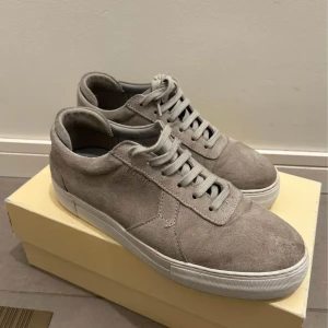 Arigato - Gråa arigato skor som inte längre är tillgängliga i deras sortiment. Nypris 2500kr. Använda fåtal gånger. Storlek 42 