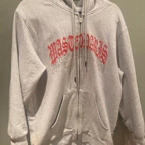 Wasted paris zip - En fet wasted paris zip i strlk S men passar som en M den e oversized som fan baggy.🔥🔥 Säljer för ja bytt stil💯 Passar om du e typ 170-180cm. Pris kan diskuteras o ja tar oxå byten🔥💯 Nypris är typ 1300