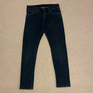 Hej! Säljer nu dessa super snygga Massimo Dutti jeans. Passformen på jeansen är slim fit