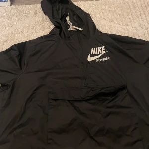 Nike regnjacka - Aldrig använd/ storlek L/ fint skick/ fotbollsjacka/ köpt för 750 i stadium