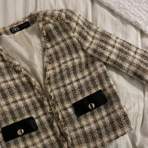 Vårjacka - Super fin kavaj perfekt nu inför våren från Zara i storlek M 🌸☀️Köpt för 399kr!! 💗