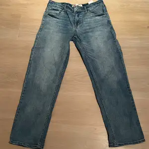 Hej. Jag säljer mina Levi’s jeans.  Skick 10/10 inga hål använd bara några gånger. Pris kan diskuteras.