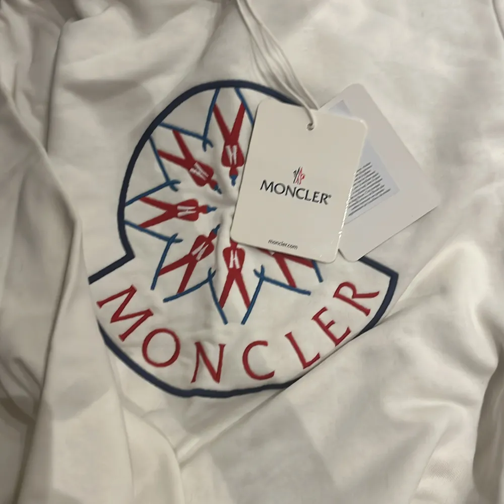 Moncler tröja vit  Storlek M Kan fraktas Kan mötas i sthlm. Tröjor & Koftor.