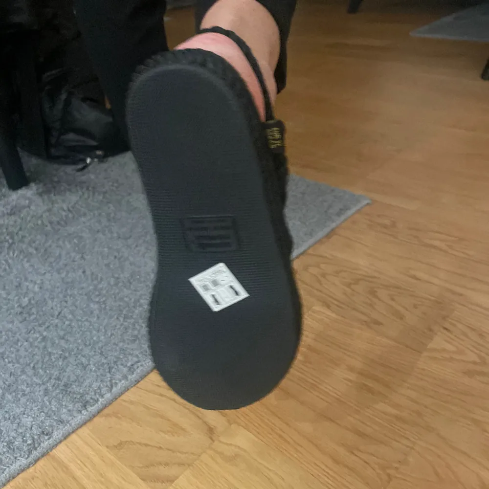 Sprillans nya märkes sandaler säljes !. Skor.