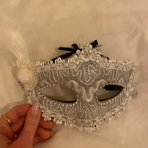 Maskerad mask - Säljer denna maskerad masken, bandet har några trådar som syns men annars i fint skick! frakt står köparen för! 
