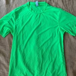 Neongrön (typ reflex) tshirt. Inga fläckar eller defekter.