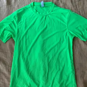 Neongrön (typ reflex) tshirt. Inga fläckar eller defekter.