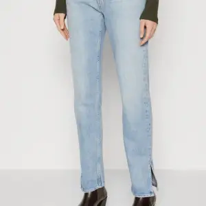 Säljer mian jeans från gina tricot ser väldigt skrynkliga ut men går att fixa med strykjärn sitter otroligt fint på och har en väldigt fin slits,storlek (38)